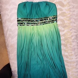 Fun and sexy green strapless dress!!!